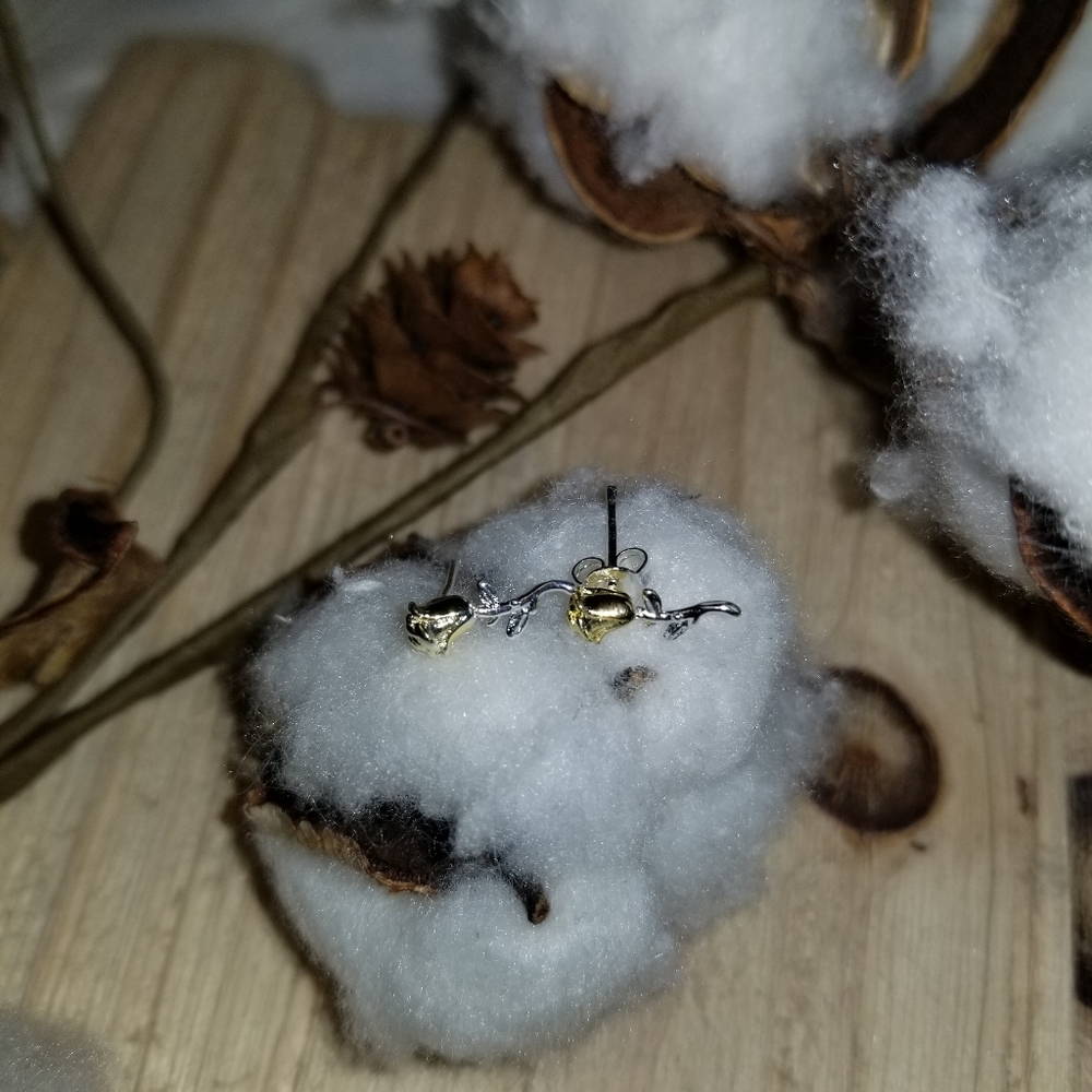 🌹🌹Pretty Two Tone Rose earring studs🌹🌹 - Picture 6 of 6